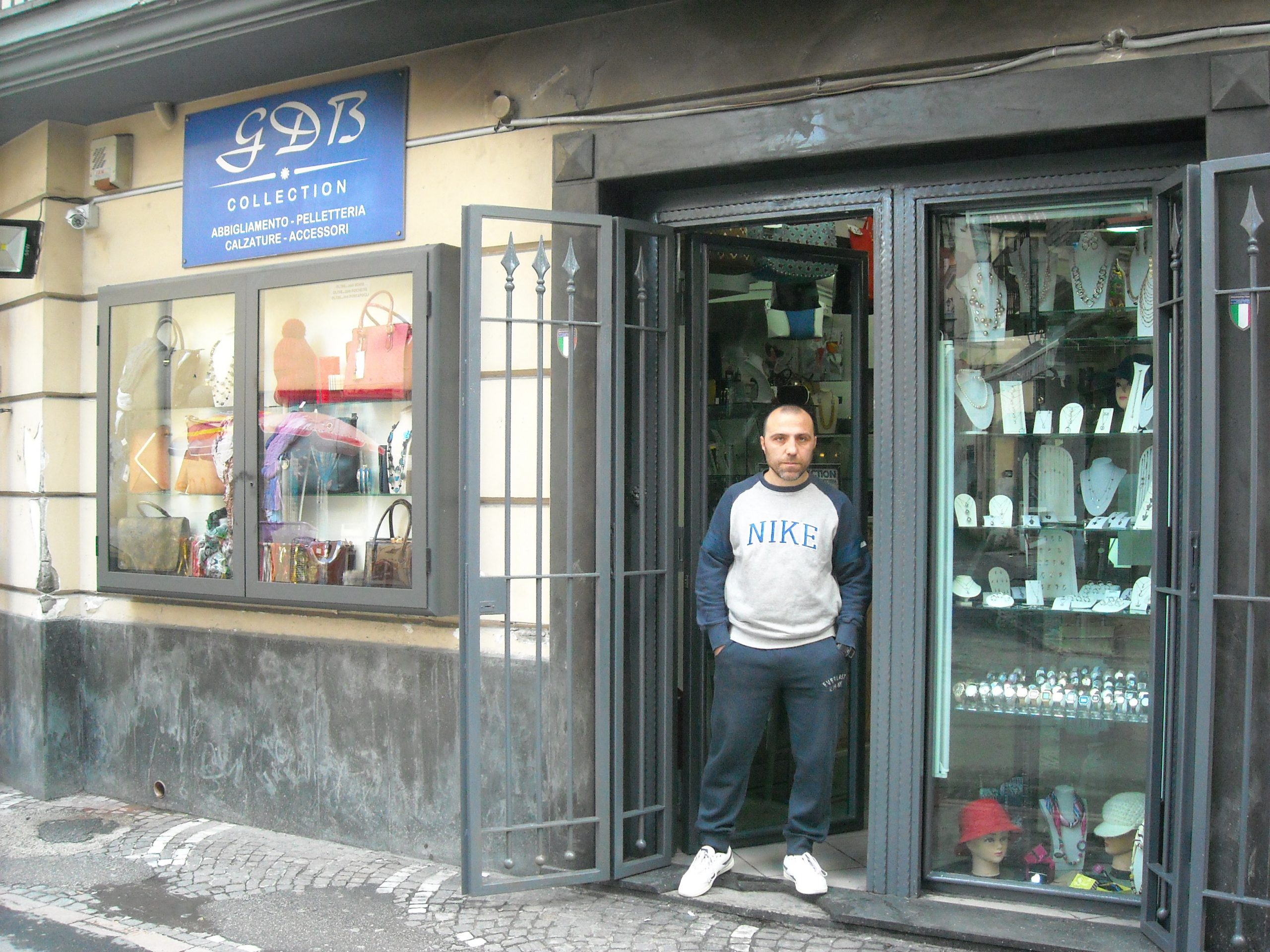 Acerra, arriva con ombrello e busta della spesa e fa esplodere una bomba: strage sfiorata