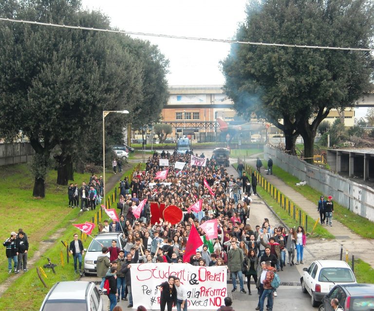 Corteo a Pomigliano: ex licenziati Fiat e oltre mille studenti hanno manifestato per il “no”