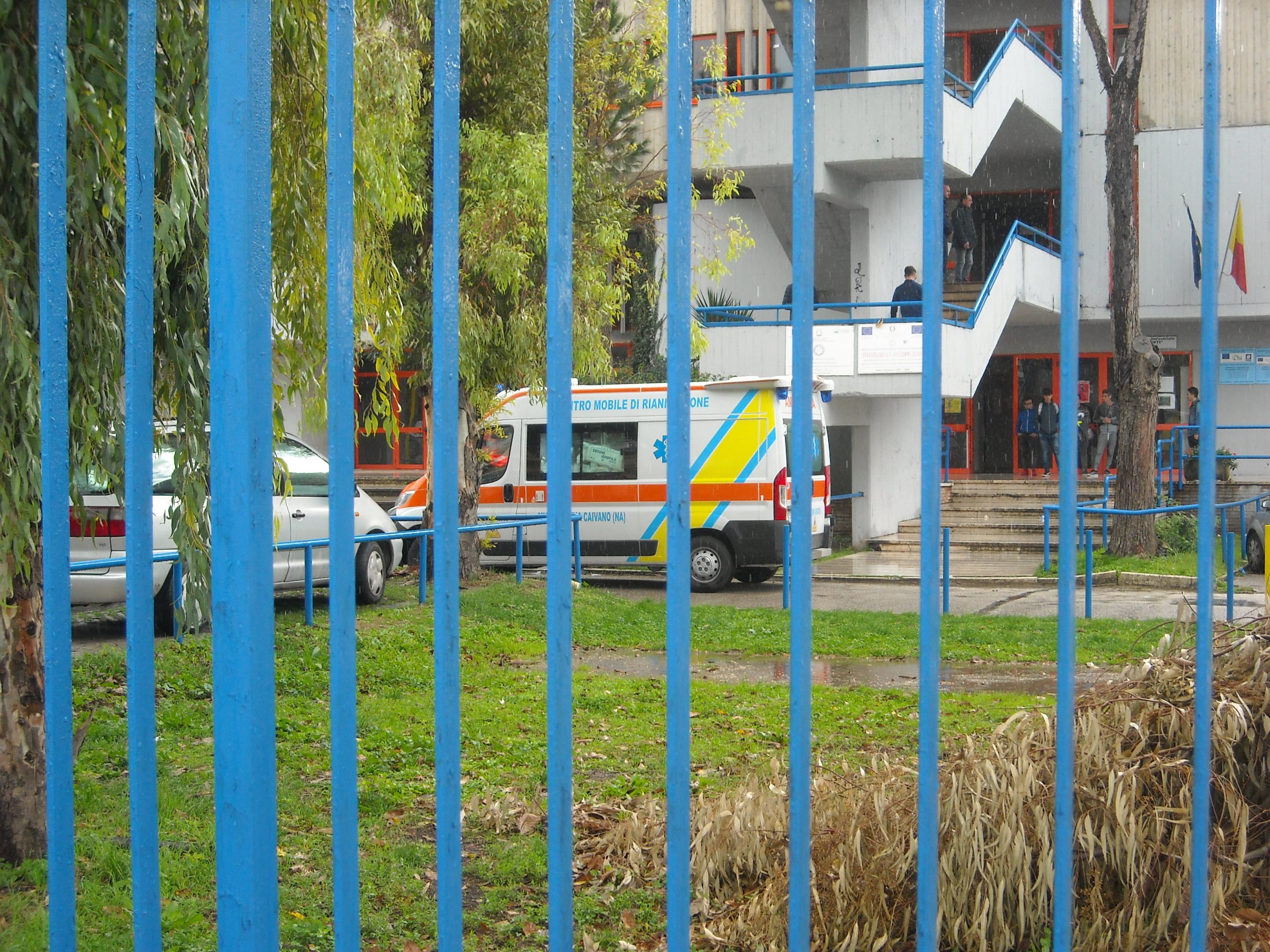 Pomigliano, l'ambulanza sopraggiunta all'Itis per soccorrere il professore