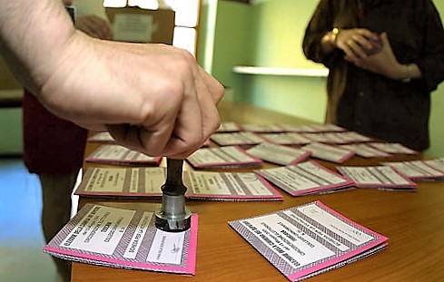 Pomigliano, l’M5S: “al referendum selezionare scrutatori tra i disoccupati”. Ma il sindaco dice no