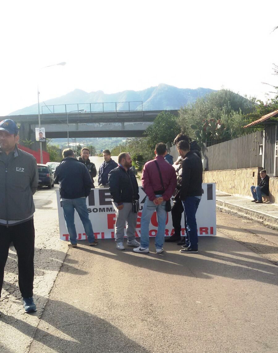 Somma Vesuviana, gli operai Mibex ex Fag scioperano: bloccata via San Sossio