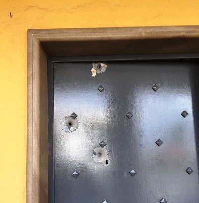 Mariglianella, quei colpi d’arma da fuoco nella porta di casa del sindaco
