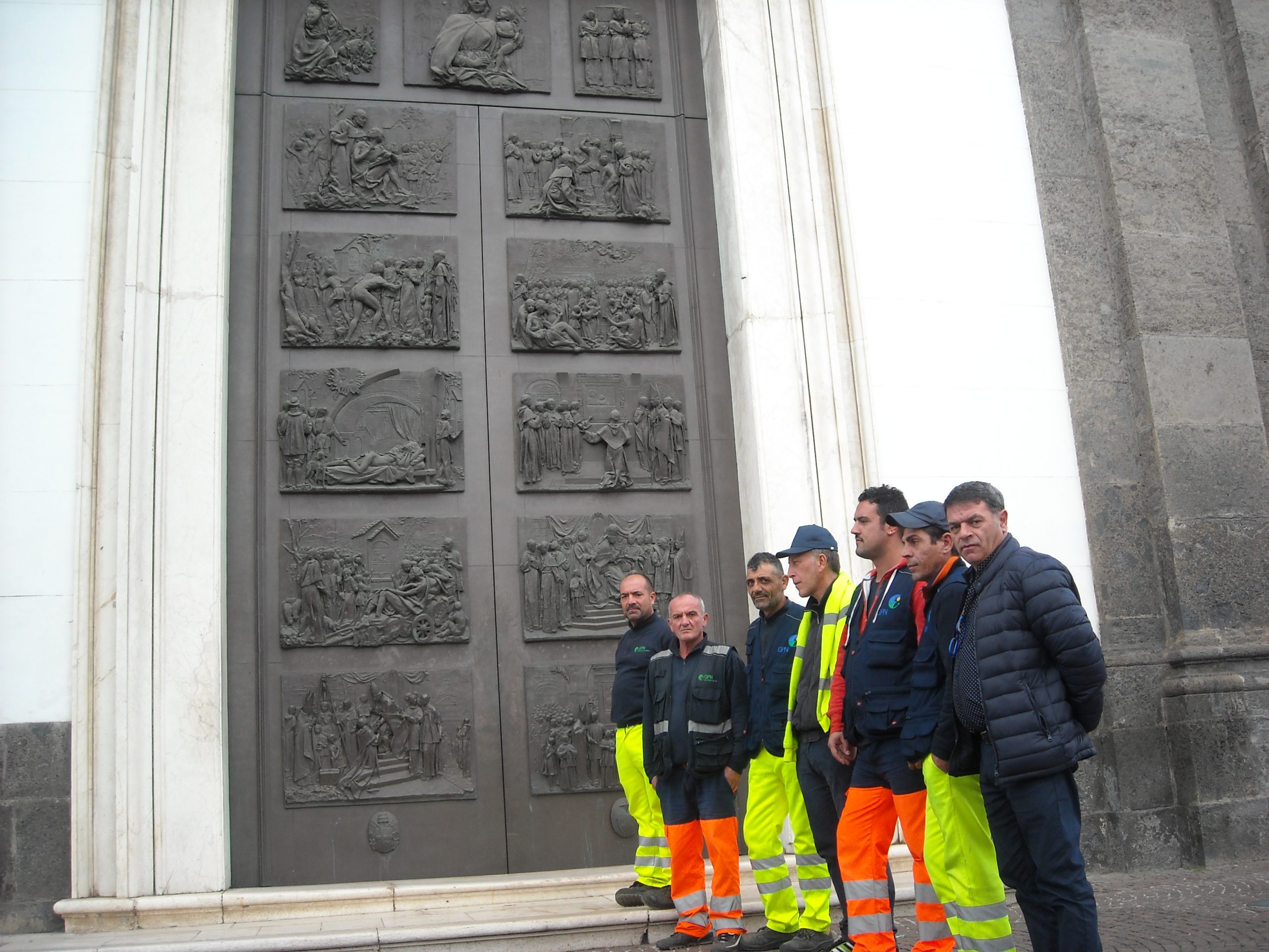 Il salario non arriva, processione al santuario: “Madonna dell’Arco: dacci gli stipendi !”