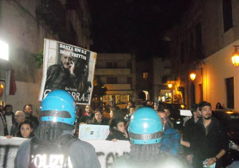 Pomigliano, la contestazione di ieri sera a De Luca