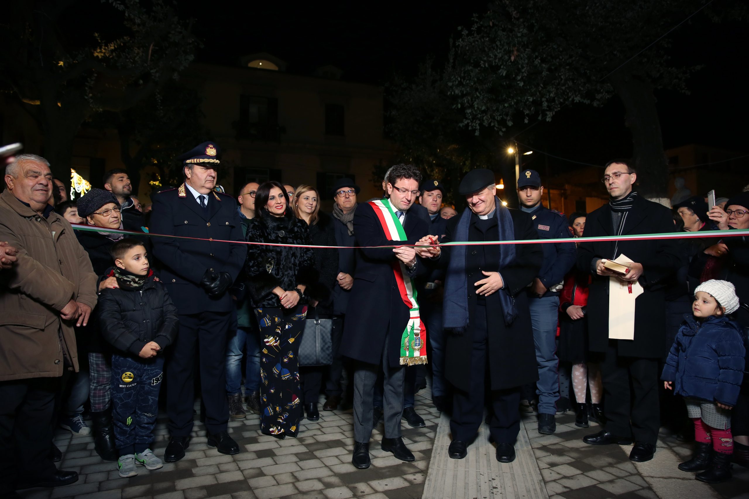 Acerra, il taglio del nastro della piazza rinnovata con il sindaco e il vescovo
