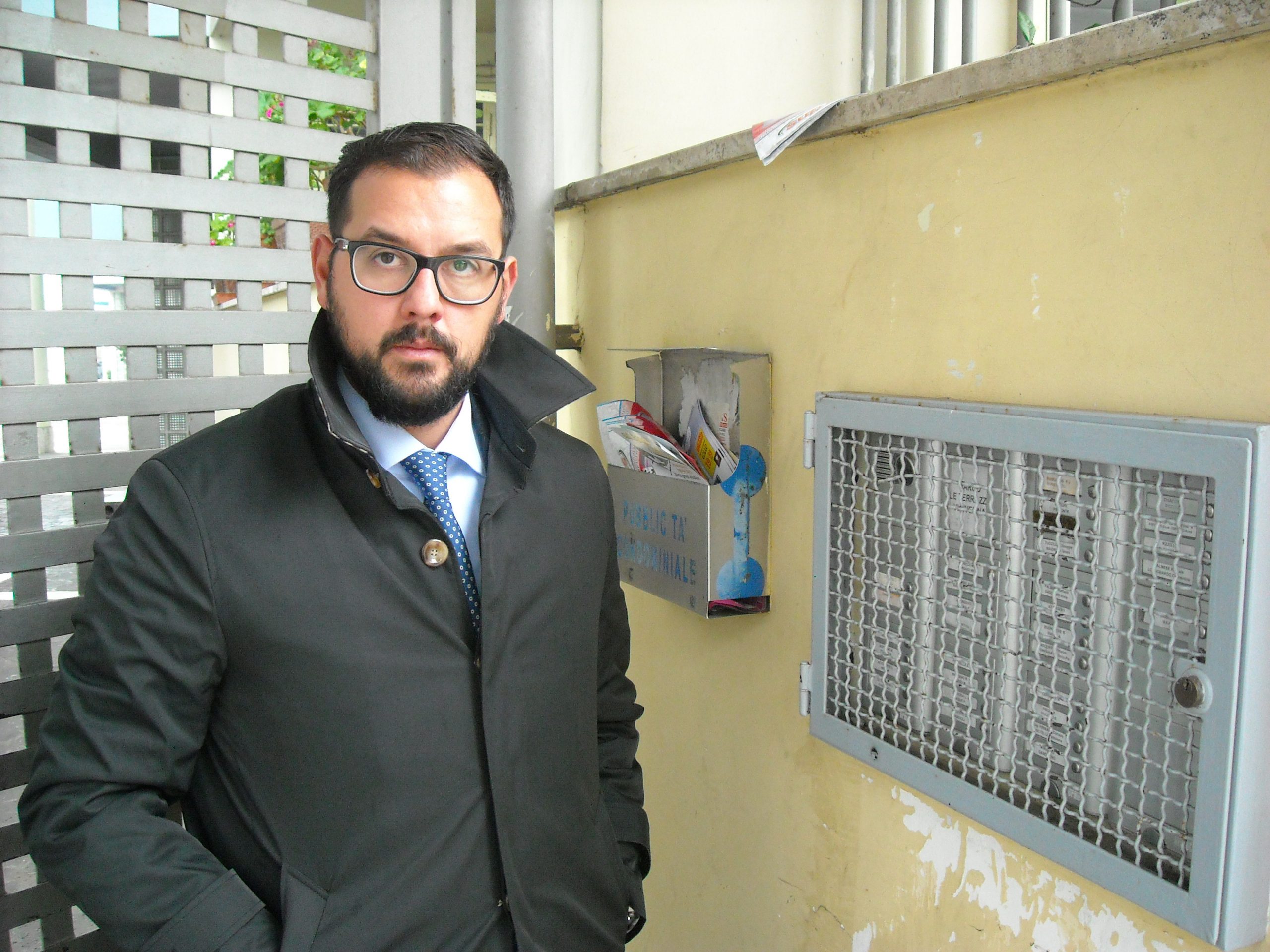 Acerra, l'avvocato e consigliere comunale Esposito accanto al citofono di casa