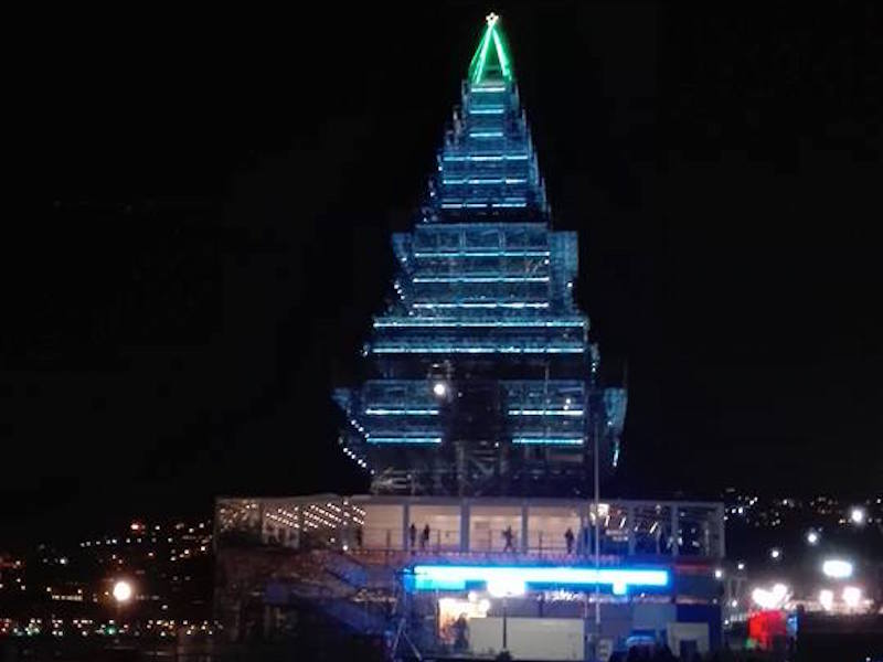 Napoli, De Magistris accende Nalbero e dà il via al Natale