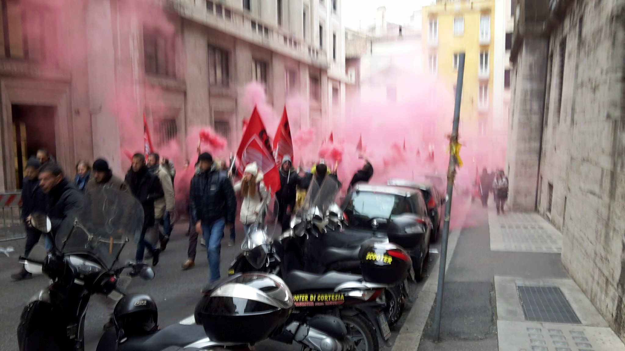 i lavoratori di Almaviva in cammino verso il Mise