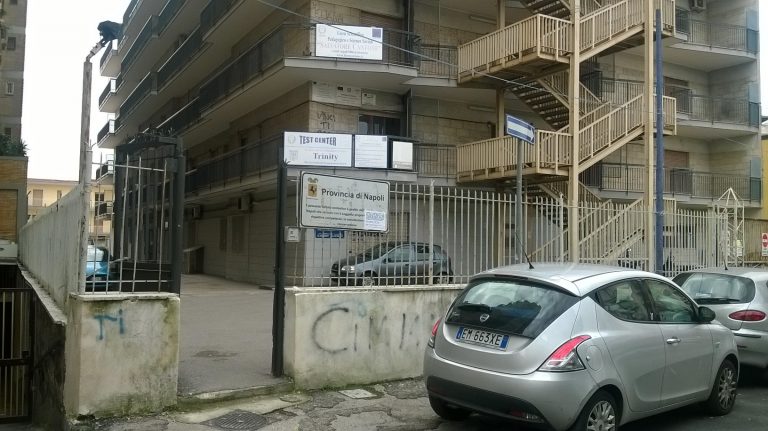 Pomigliano d’Arco, fuoco nel bagno del Liceo: i docenti invitano alla delazione