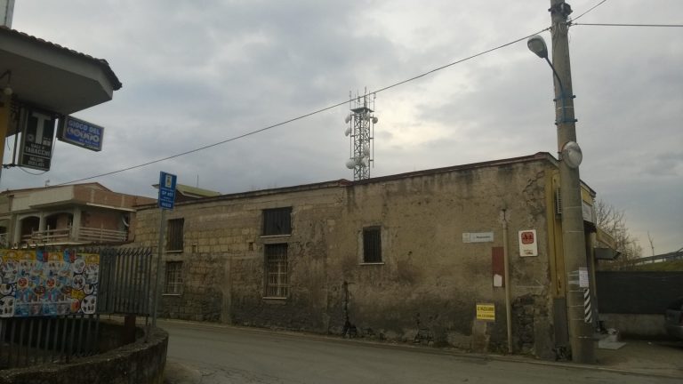 Castello di Cisterna, residenti contro traliccio per il wifi. L’azienda: «Tutto a norma di legge»