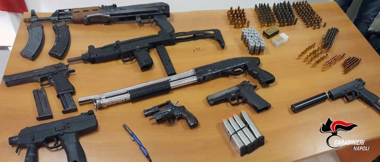 Palma Campania, un arsenale nell’armadio: 58enne finisce in manette