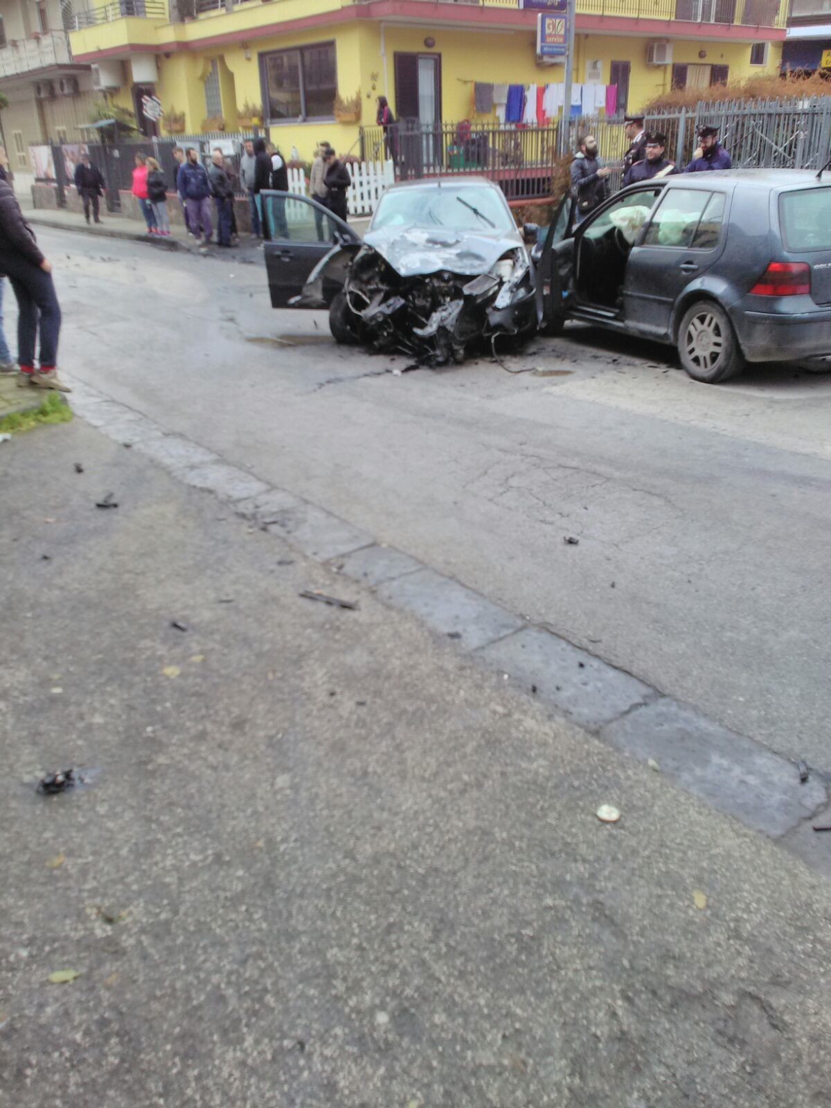 Pomigliano, incidente per sfuggire ai carabinieri: l’arrestato aveva dosi di crack. Oggi la convalida del fermo