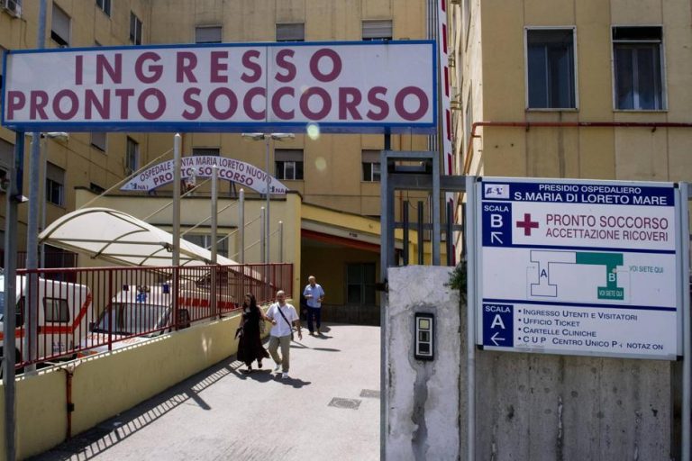 Napoli, scandalo assenteismo al Loreto Mar: 99 indagati, 55 dipendenti ai domiciliari