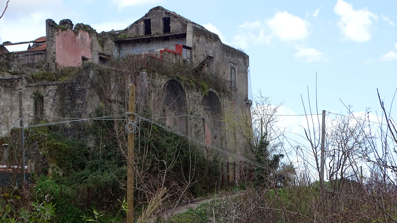 Sant’Anastasia, palazzo «Nicola Amore», un sogno finito