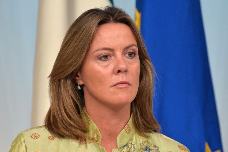 Sanità: Lorenzin, cure sotto la soglia minima in Campania