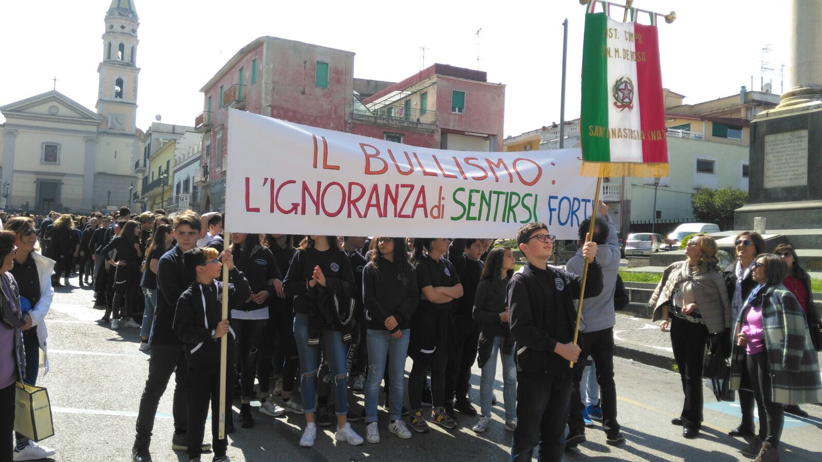 Sant’Anastasia, gli alunni contro il bullismo: i ragazzi del I Comprensivo in un coreografico flashmob
