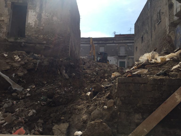 Acerra. Abbattuti immobili degradati, riaperta al passaggio pedonale via Suessula