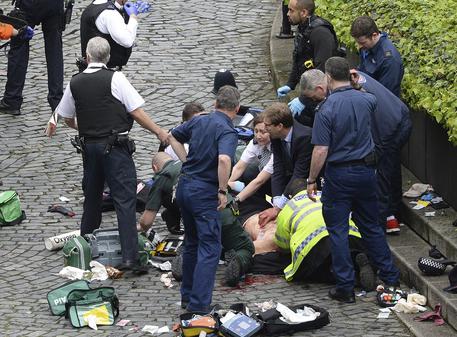 Londra, attacco al Parlamento: 2 morti, ucciso l’assalitore