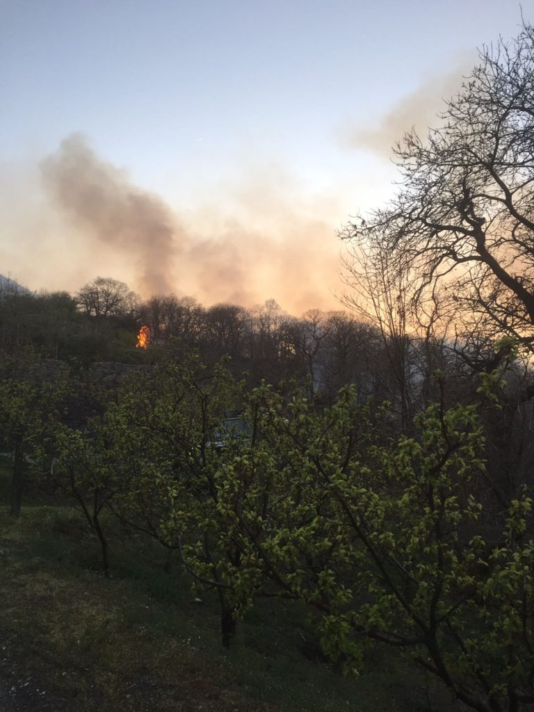 La Campania brucia ancora, roghi al Faito: evacuate ville ed alberghi