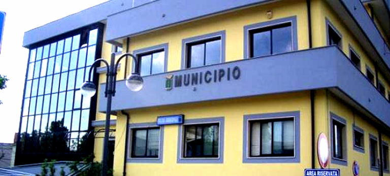 Colpo di scena a Volla, il sindaco Viscovo torna a casa