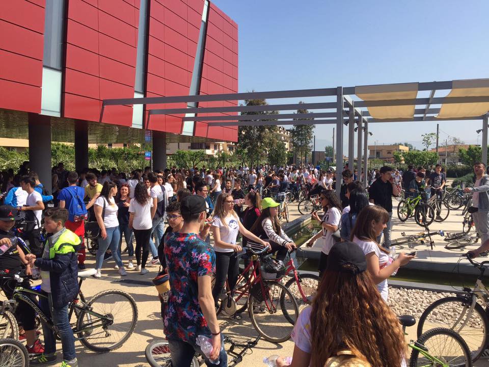 Acerra, 1500 alunni dei licei di Acerra sfilano nel centro cittadino nell’ambito del progetto “Mens sana in corpore sano”