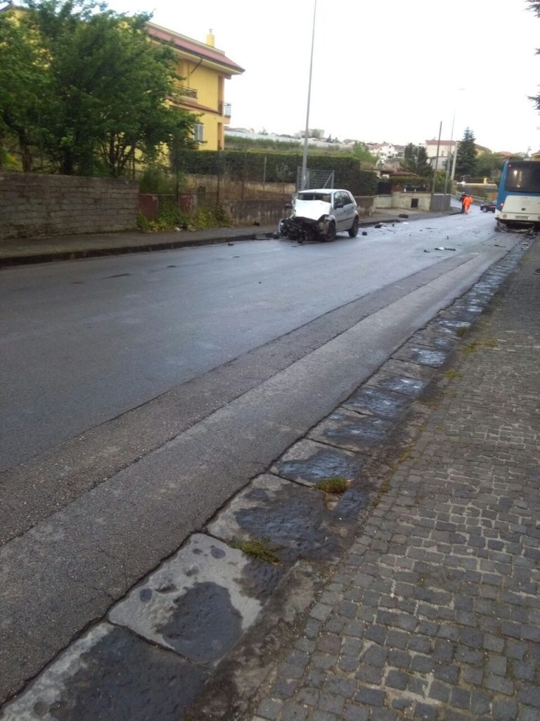 Somma Vesuviana, auto contro bus in via circumvallazione.Un ferito grave