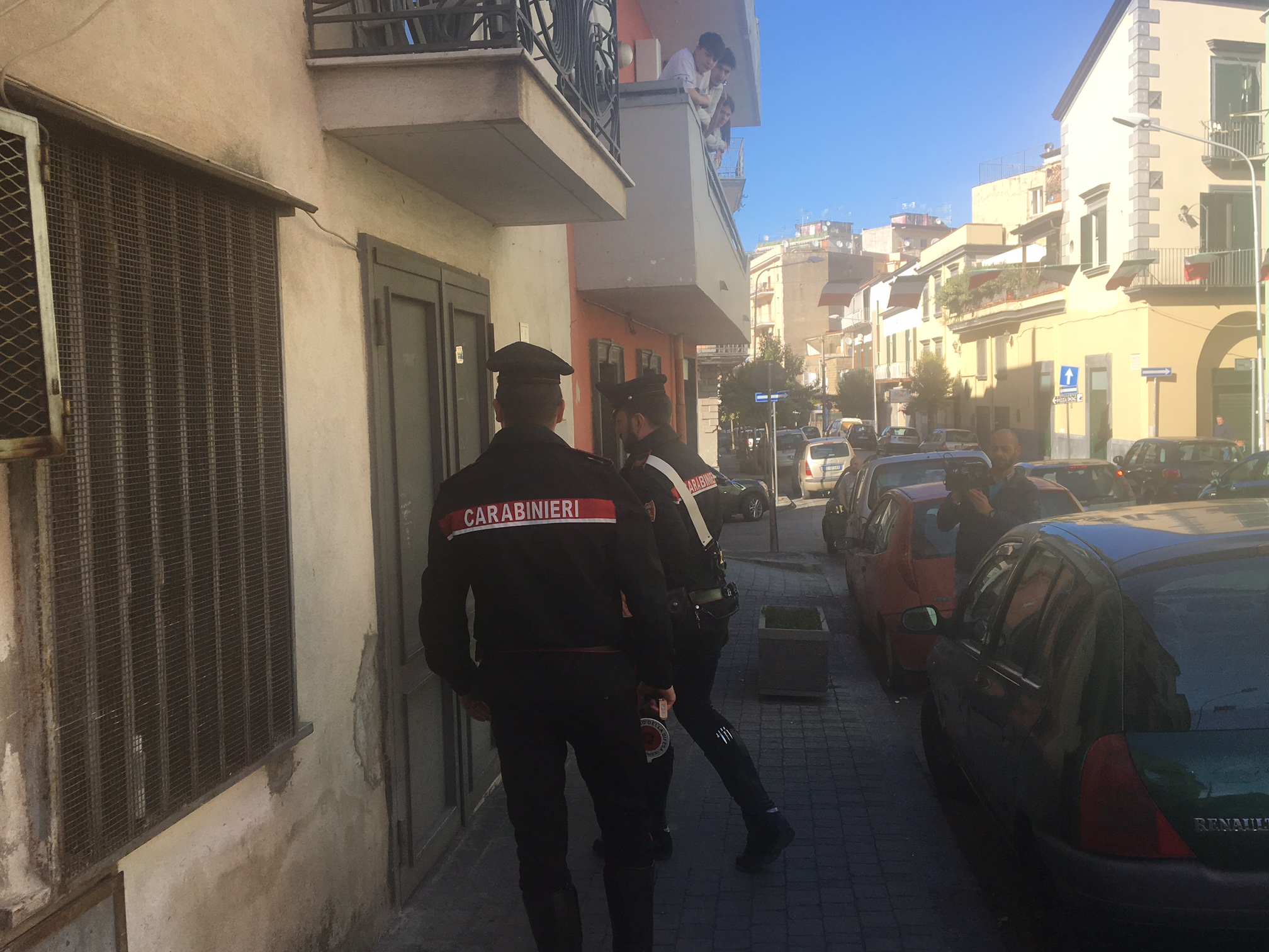 Sant’Anastasia, marocchino prende la moglie a calci e pugni. Lei: «Voleva che indossassi il burqua»