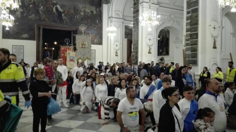 Fujenti al Santuario di Madonna dell’Arco: la carica dei 400mila