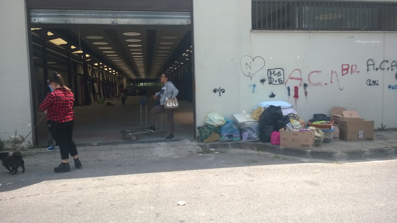 Castello di Cisterna, sgomberate le famiglie che occupavano la galleria commerciale