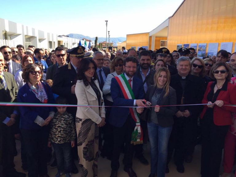   Acerra, una grande folla curiosa ha partecipato all’inaugurazione del campus Città della Scuola