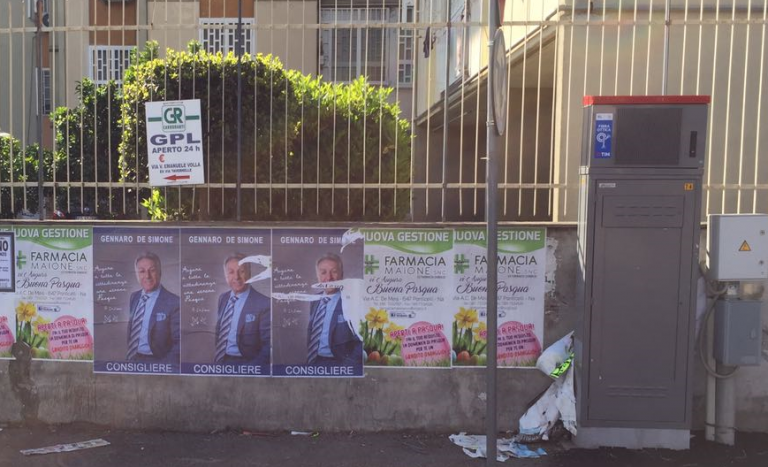 Volla. La presunzione di un privilegio, “Buona Pasqua” con i manifesti abusivi