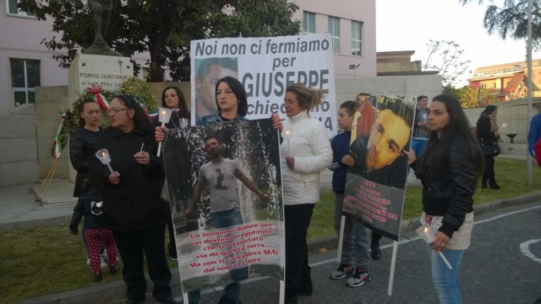 Pomigliano, fiaccolata senza corteo per Giuseppe Di Marzo. Malore per la sorella