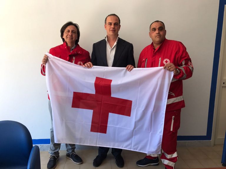 Pollena Trocchia, la bandiera della croce rossa sventolerà per una settimana dalla casa municipale