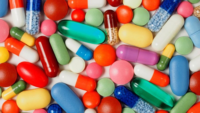 Napoli, maxi sequestro di farmaci venduti per strada