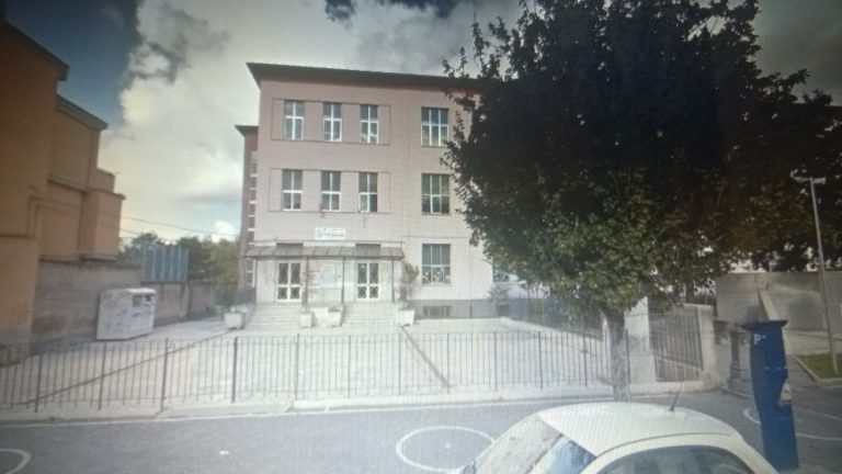 Pomigliano, 30 pc rubati in una scuola elementare