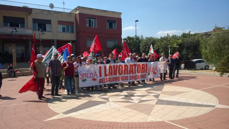 La solidarietà dei sindacalisti al delegato che zittisce i lavoratori a rischio licenziamento