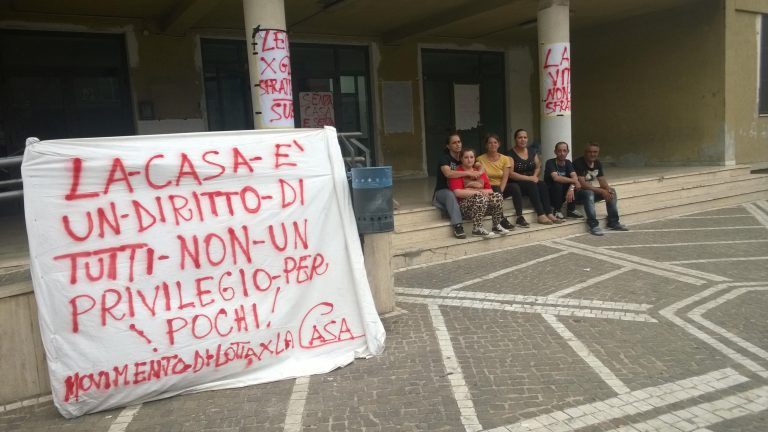 Castello di Cisterna, famiglie senza casa: presidio davanti al Comune