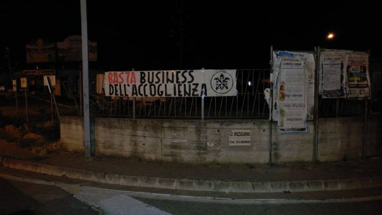 Casapound tappezza il Nolano di striscioni contro l’immigrazione