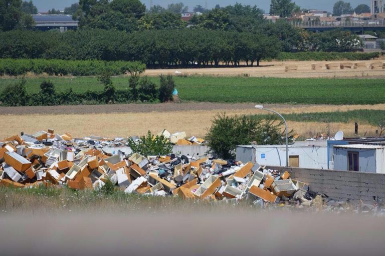 Caivano/Acerra, nella notte incendiata la discarica dei frigoriferi