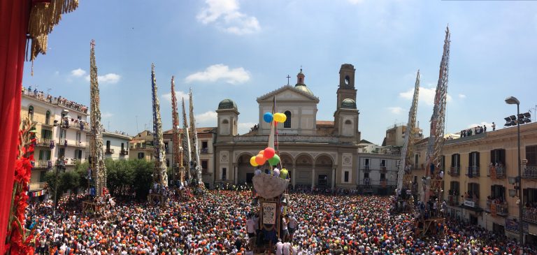 Nola, in migliaia per la ballata dei Gigli