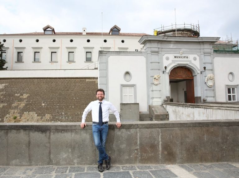 Bonifiche mancate ad Acerra: avviso di garanzia al sindaco Lettieri