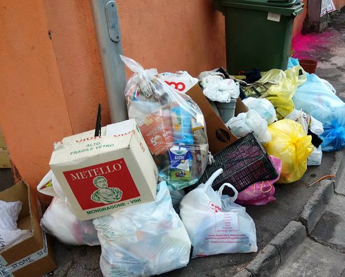 Emergenza rifiuti all’ombra dell’inceneritore: prosegue lo sciopero bianco dei netturbini di Acerra