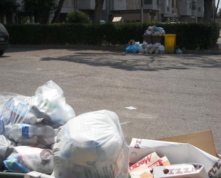Acerra, lo stipendio salta e i netturbini scioperano: denunciati alla polizia