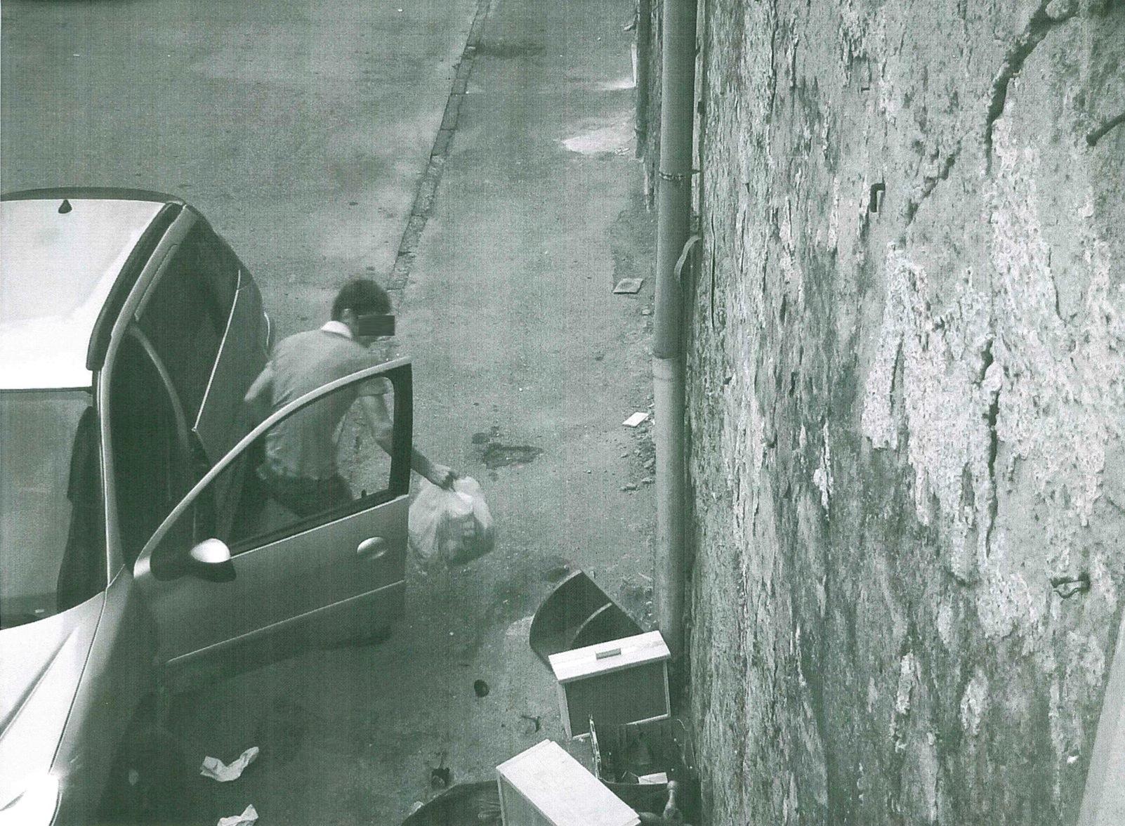 Acerra: il sindaco pubblica le foto delle “bestie” del sacchetto selvaggio