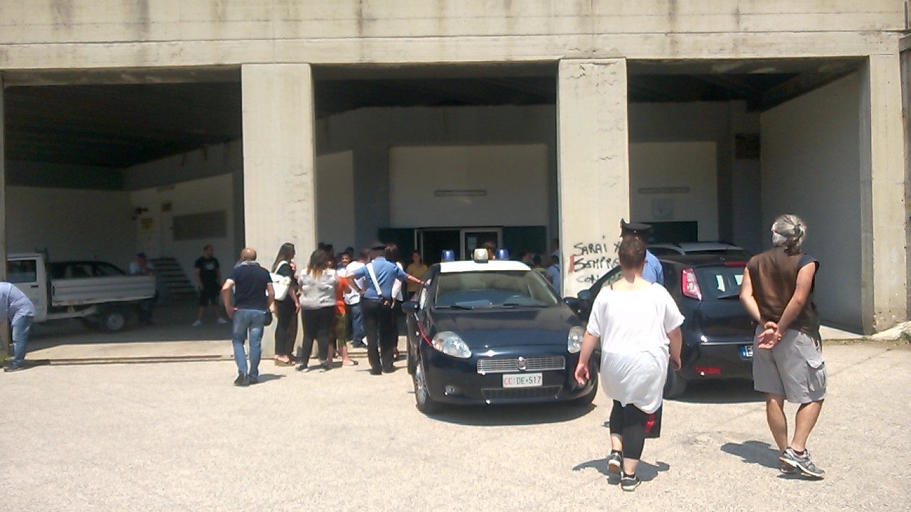 Castello di Cisterna, famiglie senza casa protestano al consiglio comunale. Resta l’emergenza