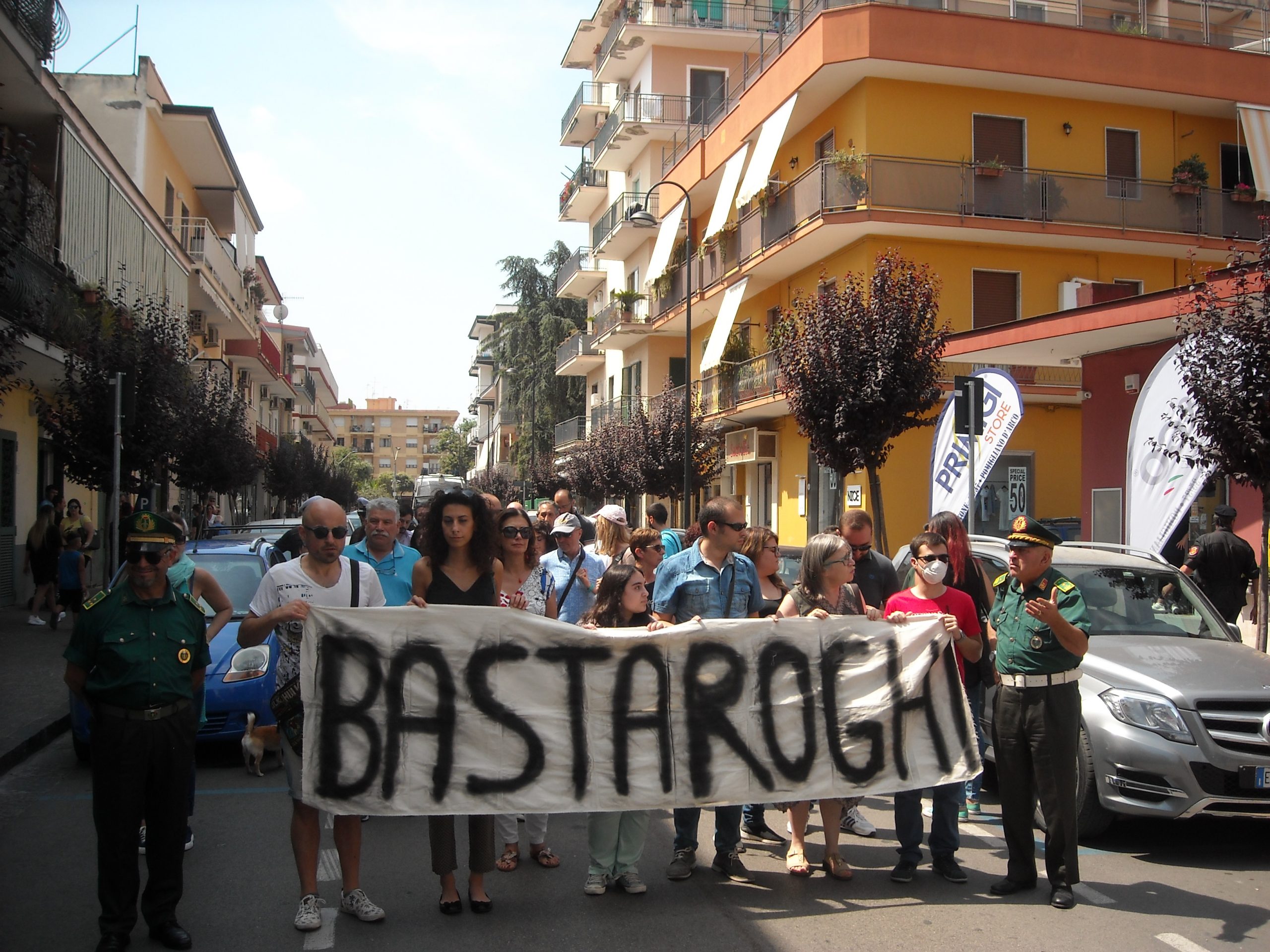 Pomigliano, l’urlo dei giovani al corteo anti roghi. Ma la città è assente