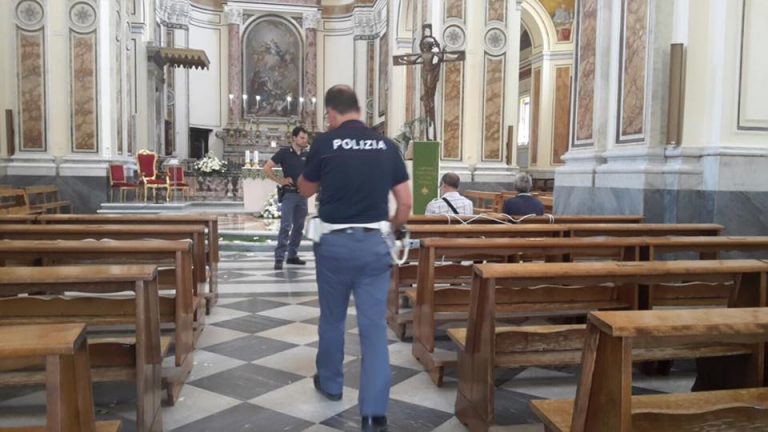 Cosparsi di benzina davanti all’altare: nel duomo di Acerra la disperazione dei “Cub”