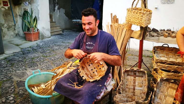 Somma Ves.na, il Casamale e “‘a crisommola”: il vitale colore del frutto accende le voci “di dentro” di un luogo meraviglioso…