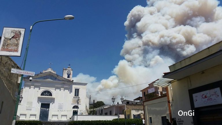 Torre del Greco, in diretta dal luogo dell’incendio