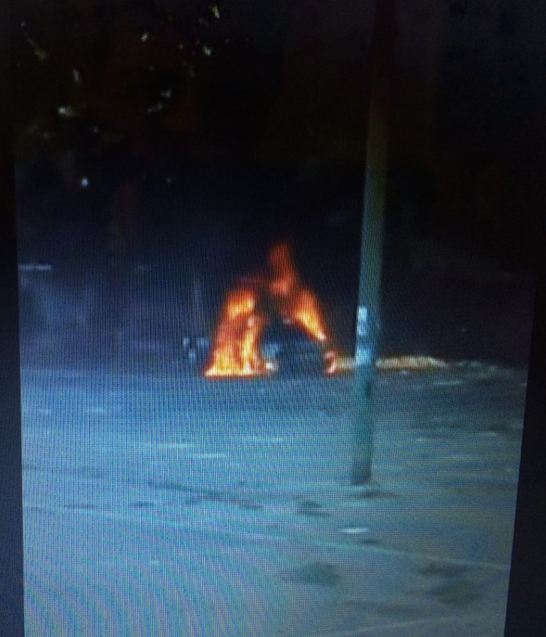 Auto a fuoco, si alza nube tossica a Nola